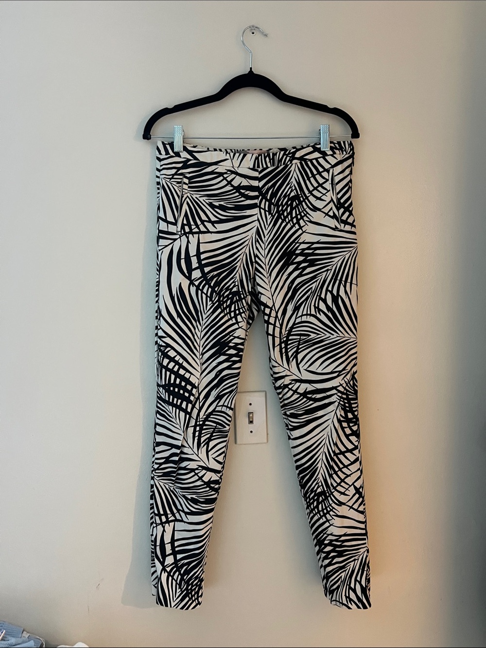 Forever 21 Black and White Palm-Print Pant